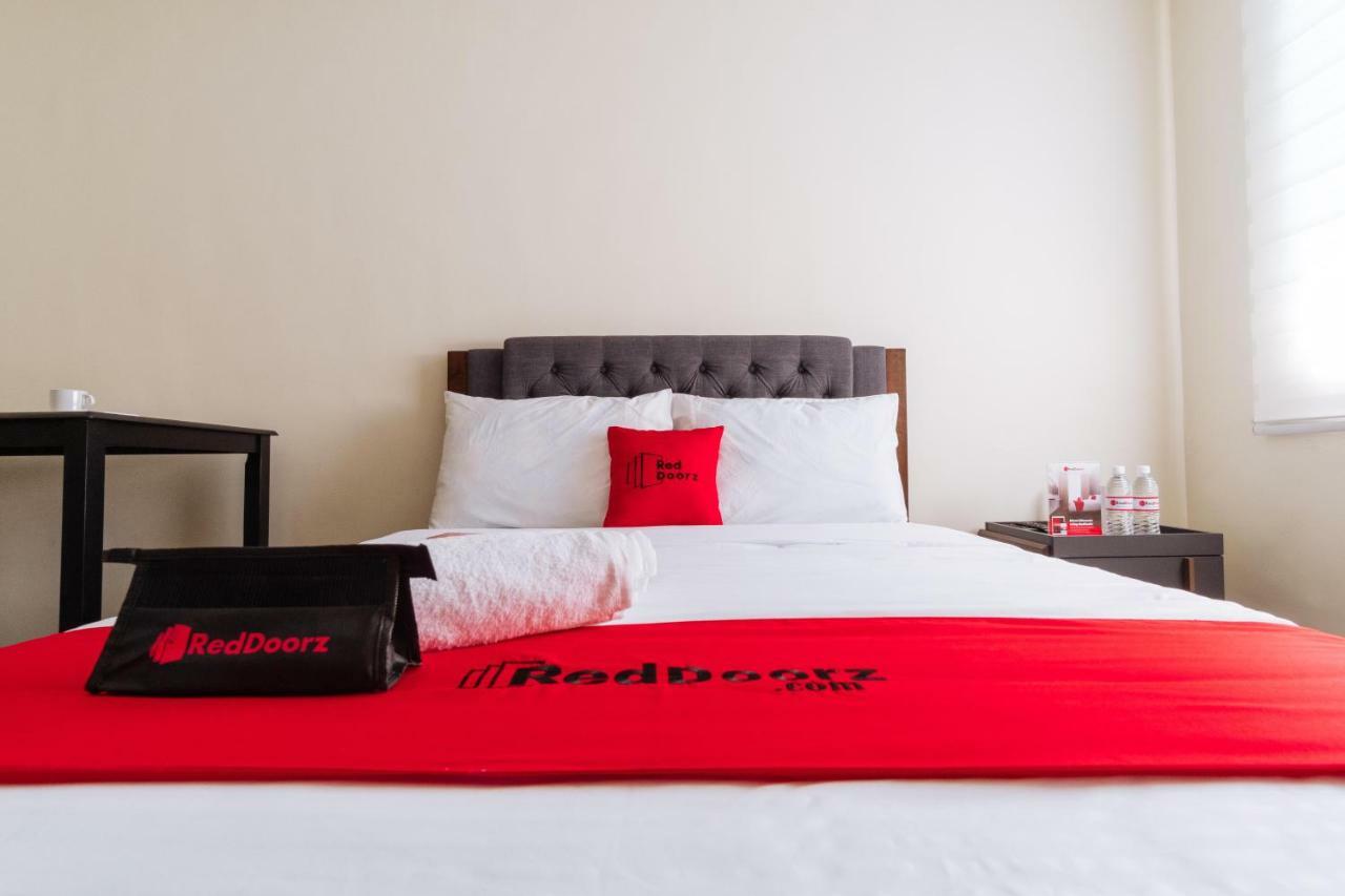Reddoorz Premium @ Vista Heights Legarda Manila Exterior foto
